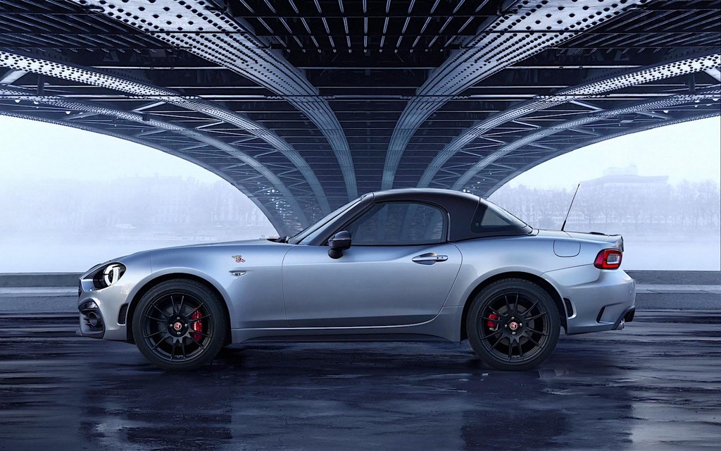 NOVO FIAT 124 ABARTH GT ESTREIA UM TETO RÍGIDO DE FIBRA DE CARBONO, foto 2