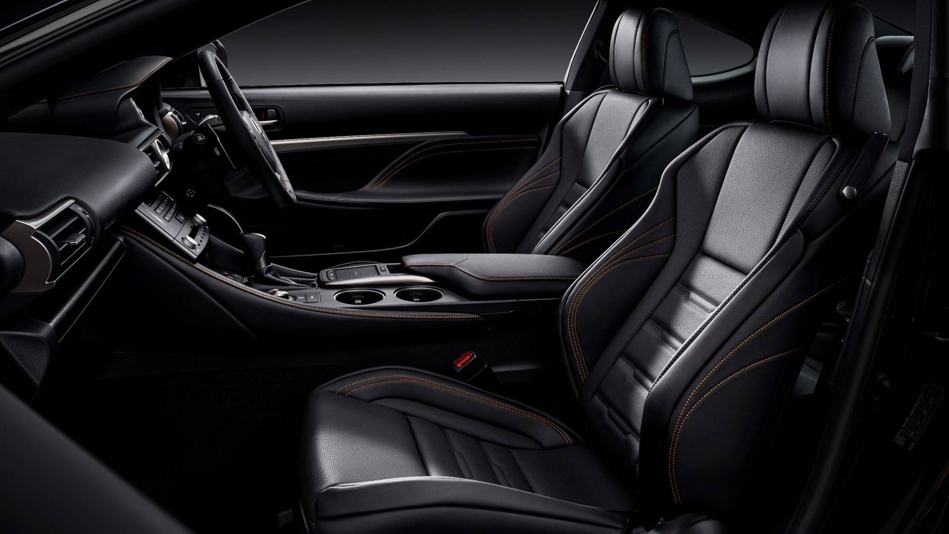 LEXUS RC 300h F SPORT BLACK EDITION CHEGA A GENEBRA COM UM ESTILO SINISTRO, foto 3