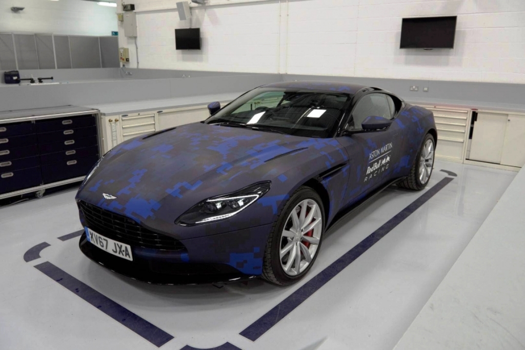 ASTON MARTIN DB11 RECEBE DECORAÇÃO DA EQUIPE RED BULL DE FÓRMULA 1, foto 1