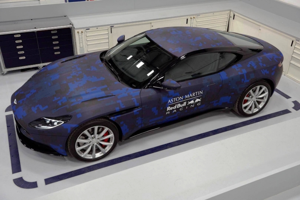 ASTON MARTIN DB11 RECEBE DECORAÇÃO DA EQUIPE RED BULL DE FÓRMULA 1, foto 3