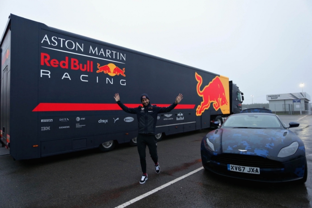 ASTON MARTIN DB11 RECEBE DECORAÇÃO DA EQUIPE RED BULL DE FÓRMULA 1, foto 6