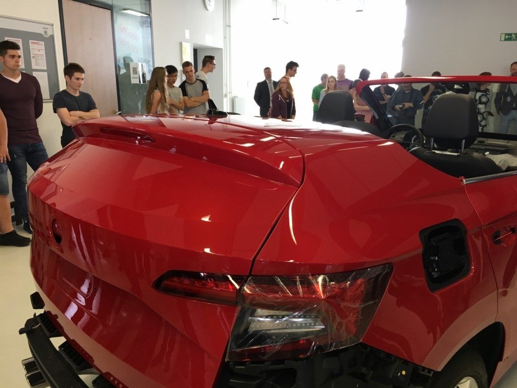 SKODA KAROQ CABRIOLET SURGE COMO UM PROTÓTIPO EM ESCALA REAL, foto 3