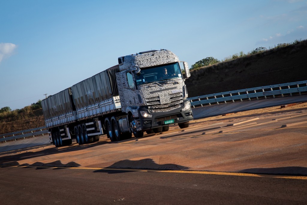 MERCEDES-BENZ INAUGURA CAMPO DE PROVAS NO BRASIL E ACELERA O DESENVOLVIMENTO DE CAMINHÕES E ÔNIBUS, foto 1