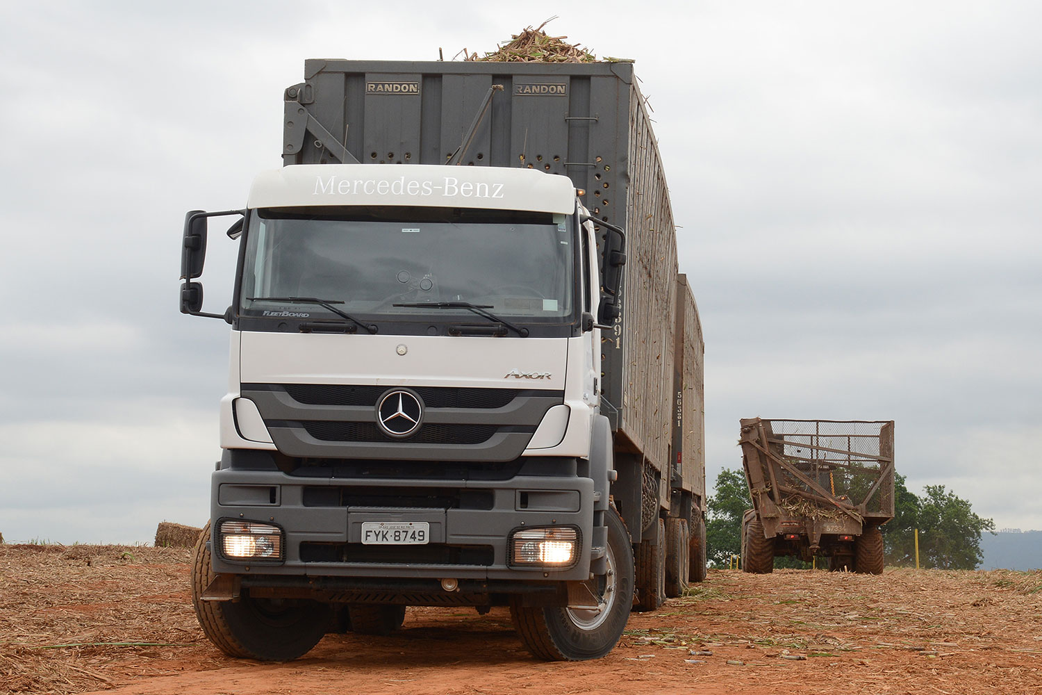 MERCEDES-BENZ VENDE 140 CAMINHÕES EXTRAPESADOS AXOR PARA A OURO VERDE, foto 2