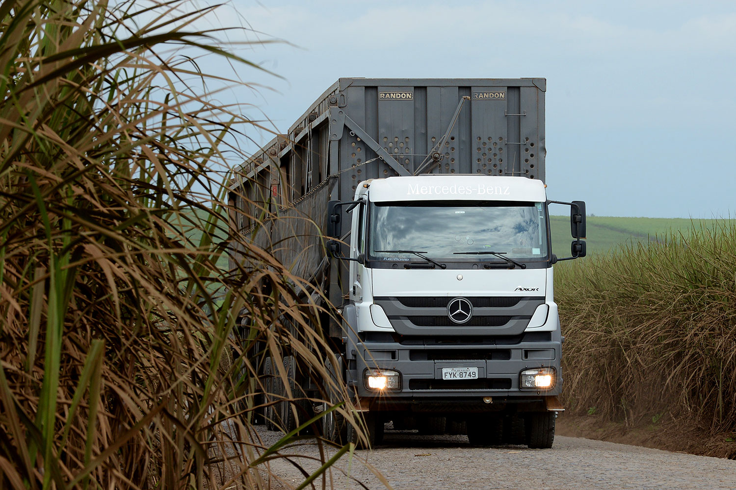 MERCEDES-BENZ VENDE 140 CAMINHÕES EXTRAPESADOS AXOR PARA A OURO VERDE, foto 3