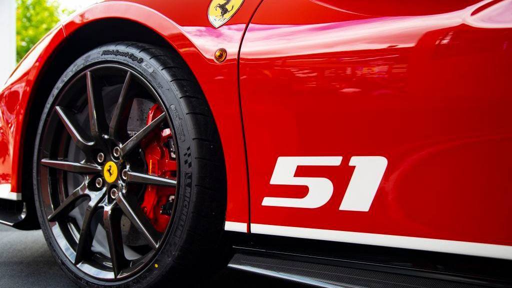 NOVO FERRARI F488 PISTA ‘PILOTI FERRARI’ REVELADO EM LE MANS NO FINAL DE SEMANA, foto 5