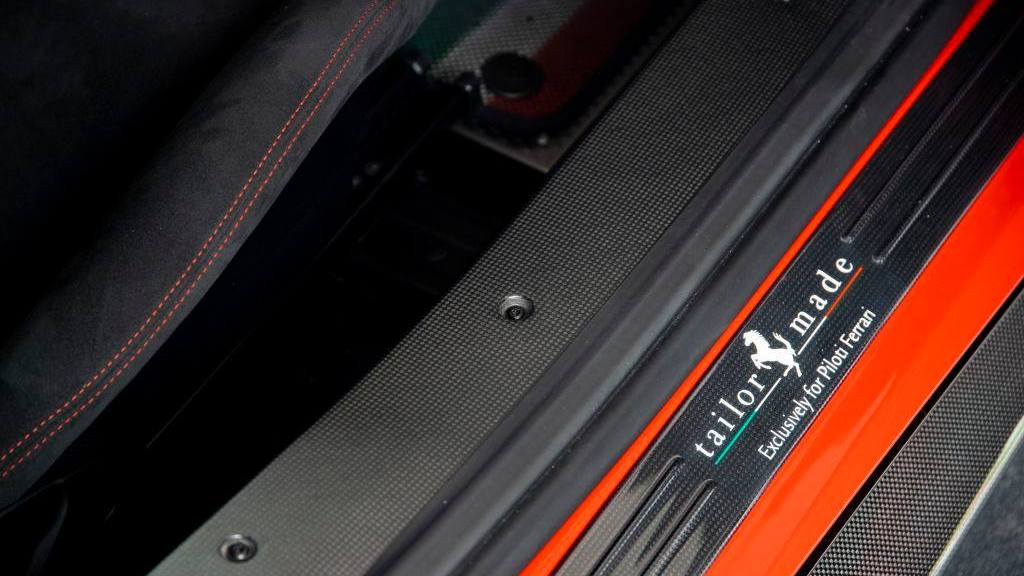 NOVO FERRARI F488 PISTA ‘PILOTI FERRARI’ REVELADO EM LE MANS NO FINAL DE SEMANA, foto 7