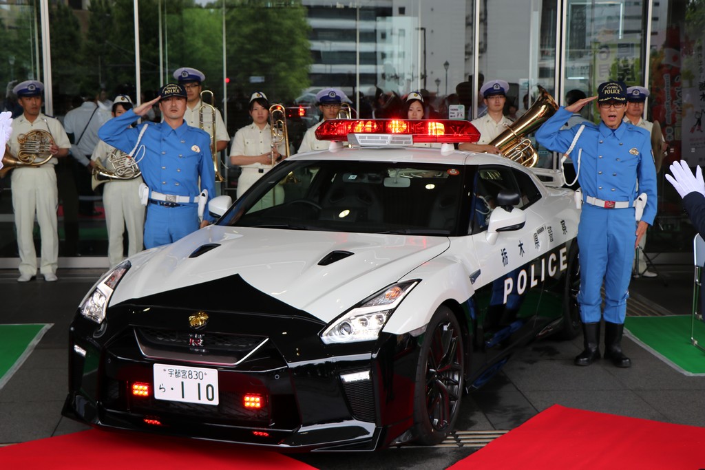 NISSAN GT-R VIRA CARRO DE POLÍCIA NO JAPÃO, foto 1