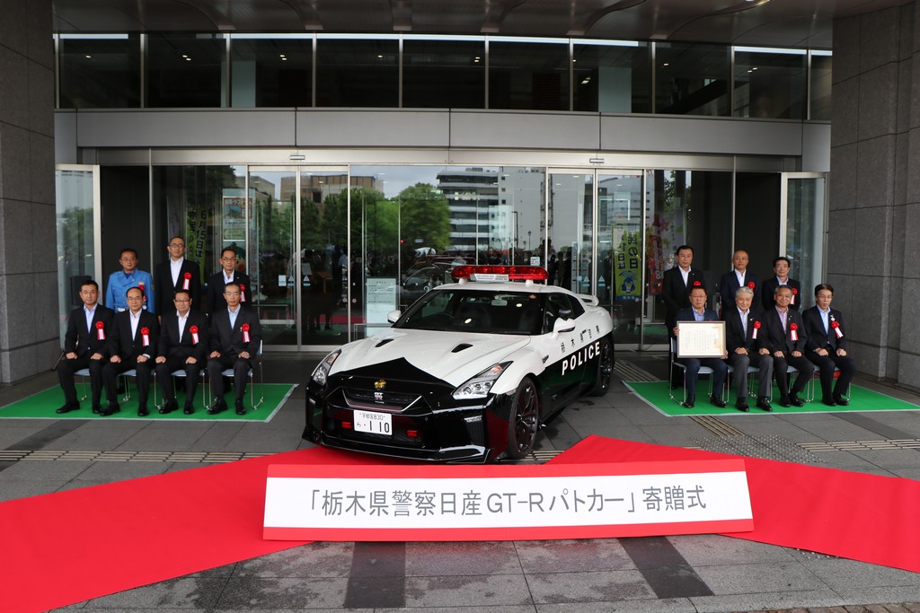 NISSAN GT-R VIRA CARRO DE POLÍCIA NO JAPÃO, foto 2
