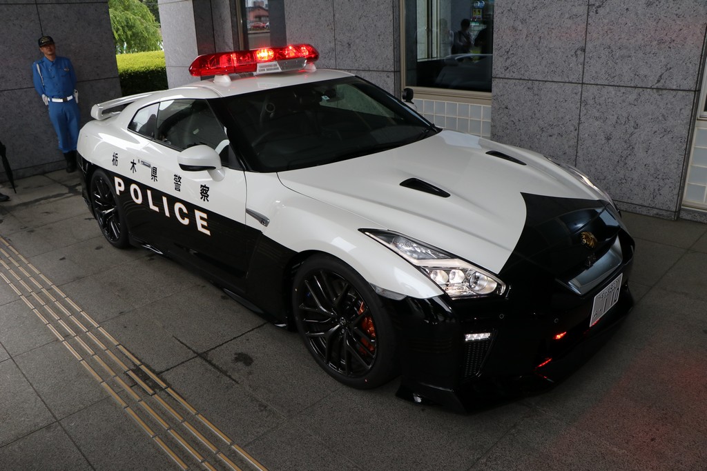 NISSAN GT-R VIRA CARRO DE POLÍCIA NO JAPÃO, foto 3