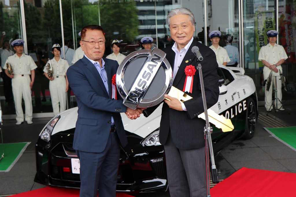 NISSAN GT-R VIRA CARRO DE POLÍCIA NO JAPÃO, foto 6