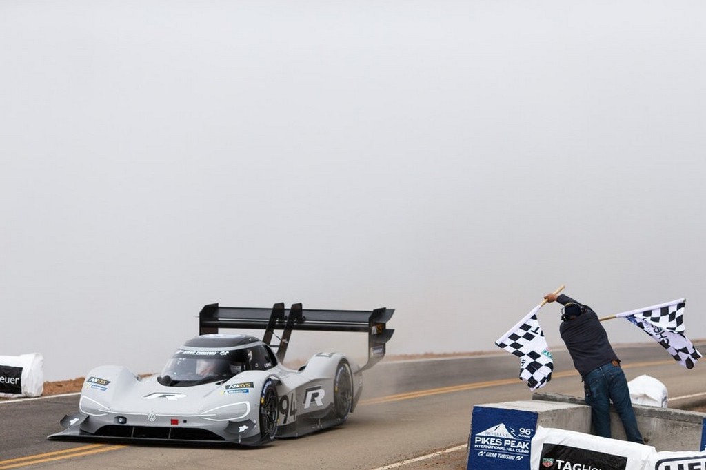 ROMAIN DUMAS E VOLKSWAGEN BATEM O RECORDE DE PIKES PEAK, foto 2