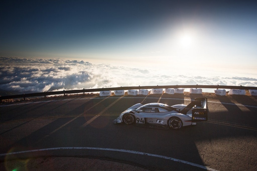 ROMAIN DUMAS E VOLKSWAGEN BATEM O RECORDE DE PIKES PEAK, foto 6