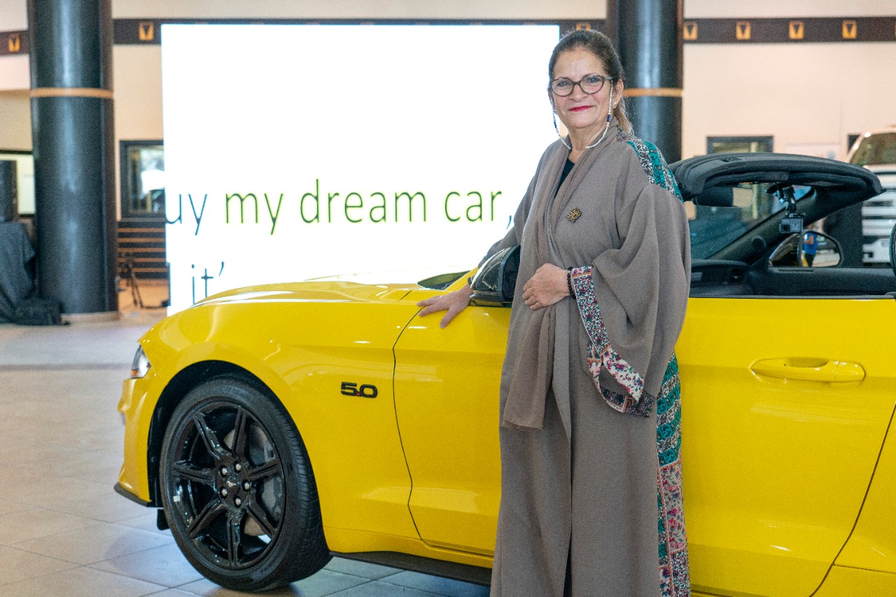 FORD PRESENTEIA MULHER SAUDITA COM O CARRO DOS SEUS SONHOS, UM MUSTANG GT 2018 CONVERSÍVEL, foto 1