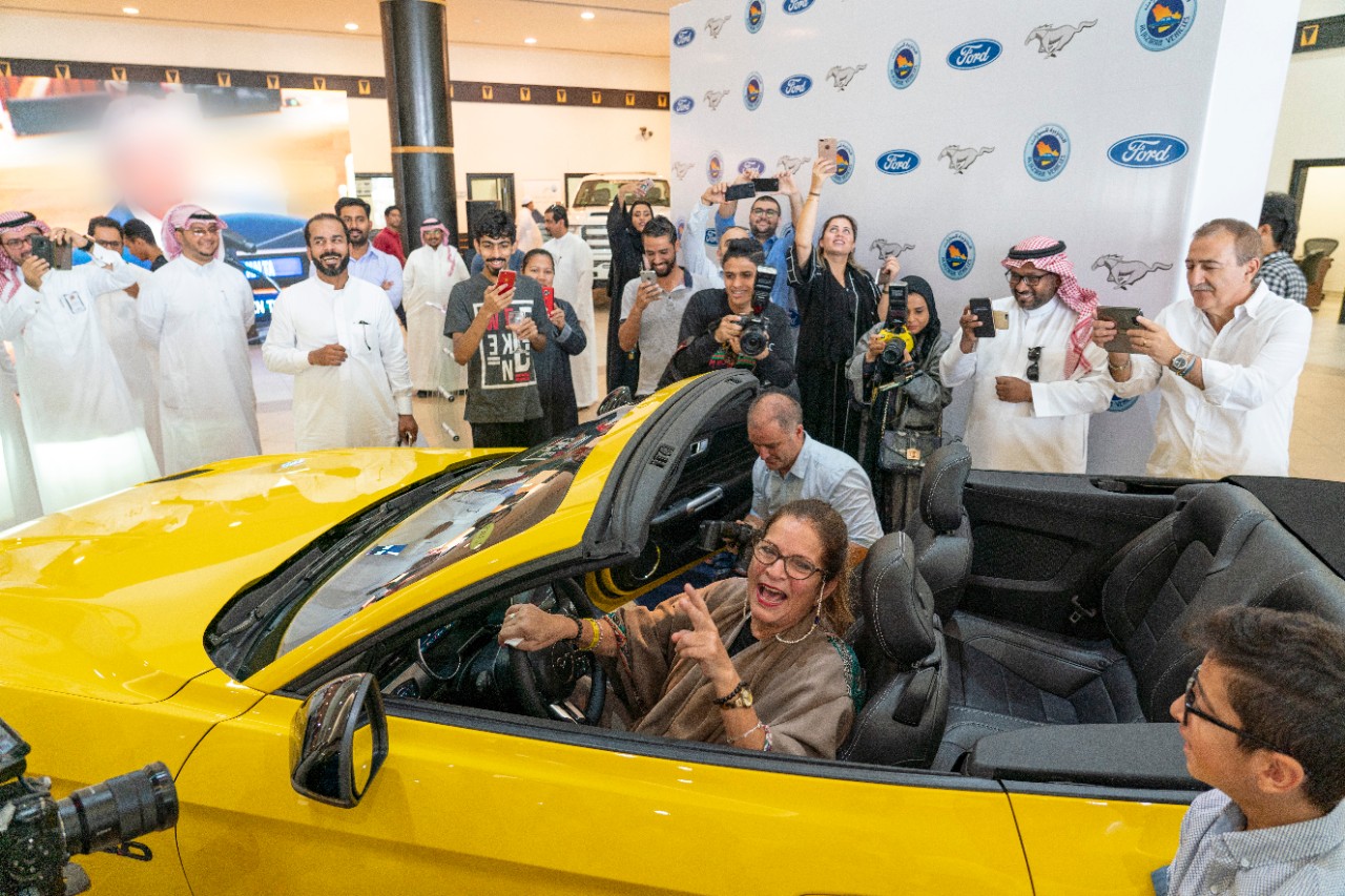 FORD PRESENTEIA MULHER SAUDITA COM O CARRO DOS SEUS SONHOS, UM MUSTANG GT 2018 CONVERSÍVEL, foto 2