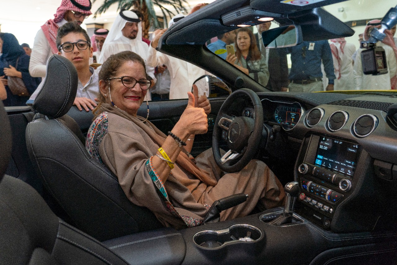 FORD PRESENTEIA MULHER SAUDITA COM O CARRO DOS SEUS SONHOS, UM MUSTANG GT 2018 CONVERSÍVEL, foto 3