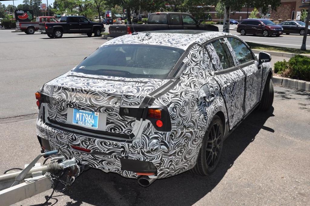 LYNK & CO MOSTRA O NOVO SEDAN 03 AINDA CAMUFLADO, foto 13