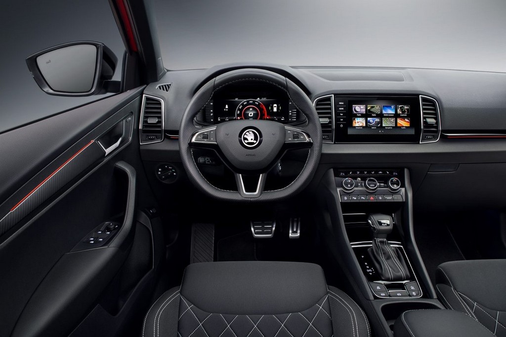 SKODA KAROQ SPORTLINE: SUV CHECO CHEGA COM UMA IMAGEM ESPORTIVA E 190 CV, foto 3
