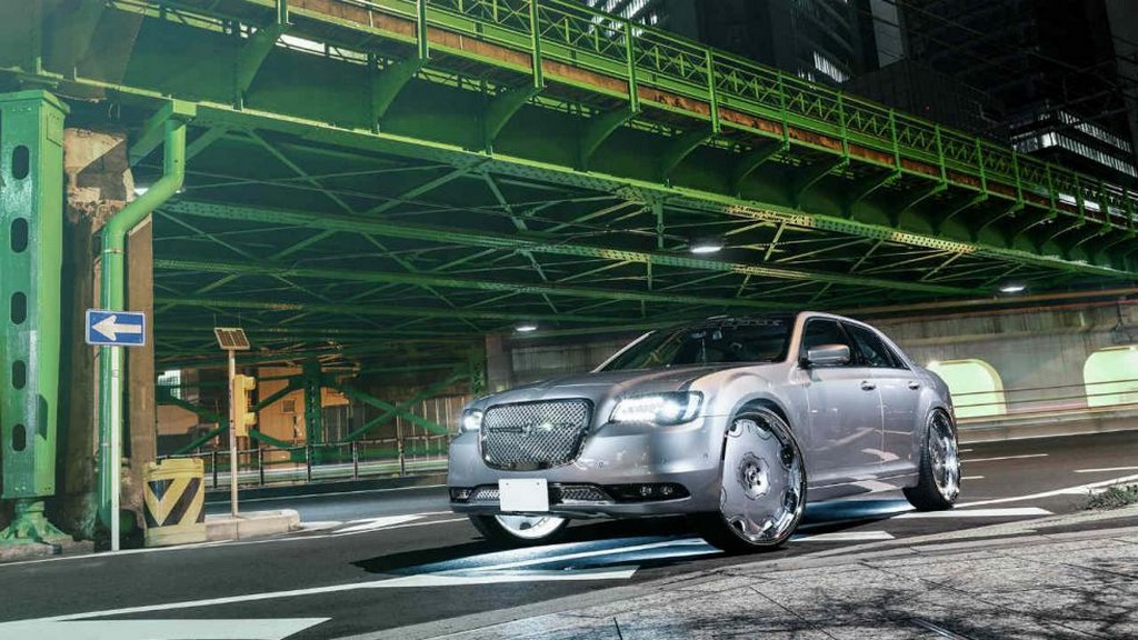 UM CHRYSLER 300 COM RODAS DA FORGIATO: GOSTO NÃO SE DISCUTE, foto 1