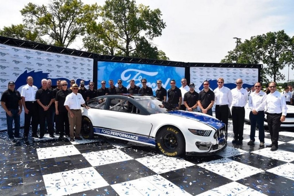 CONHEÇA O FORD MUSTANG QUE CORRERÁ NO NASCAR MONSTER ENERGY 2019, foto 6