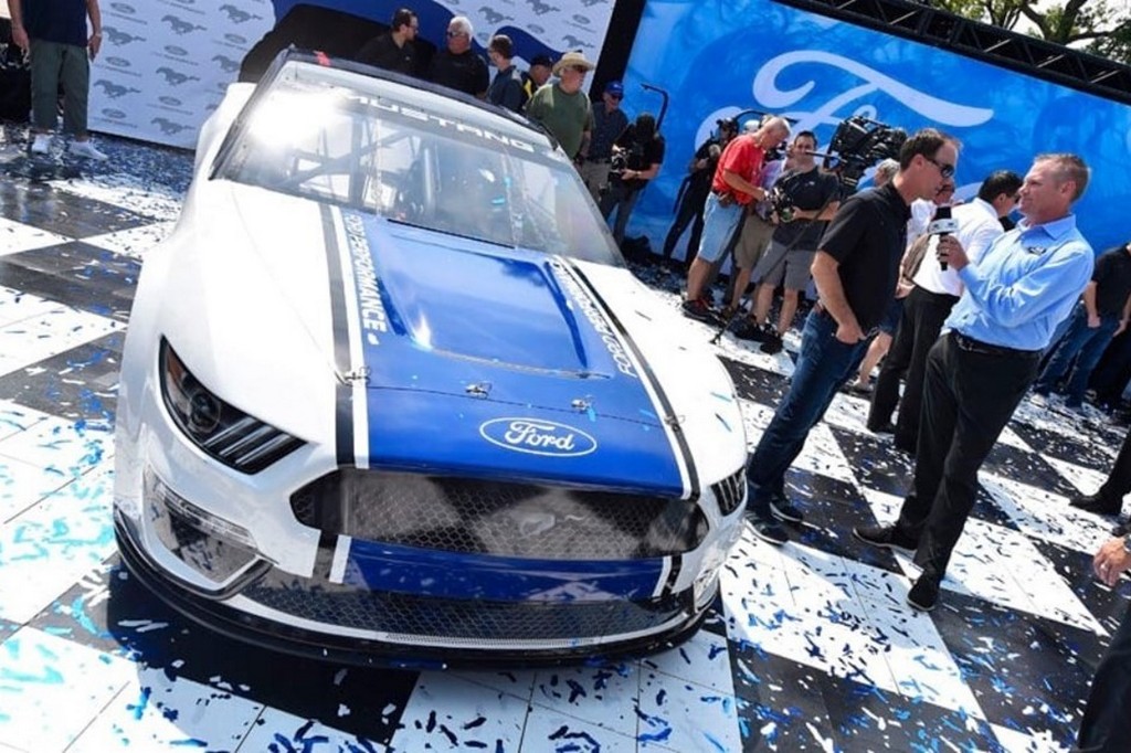 CONHEÇA O FORD MUSTANG QUE CORRERÁ NO NASCAR MONSTER ENERGY 2019, foto 7