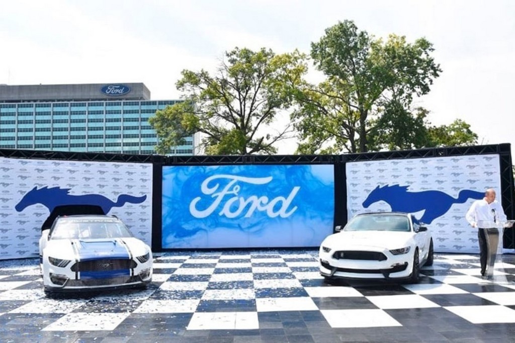 CONHEÇA O FORD MUSTANG QUE CORRERÁ NO NASCAR MONSTER ENERGY 2019, foto 8