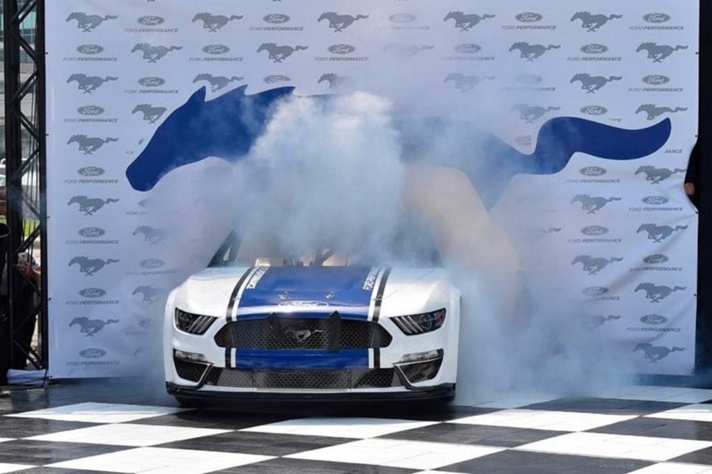CONHEÇA O FORD MUSTANG QUE CORRERÁ NO NASCAR MONSTER ENERGY 2019, foto 9