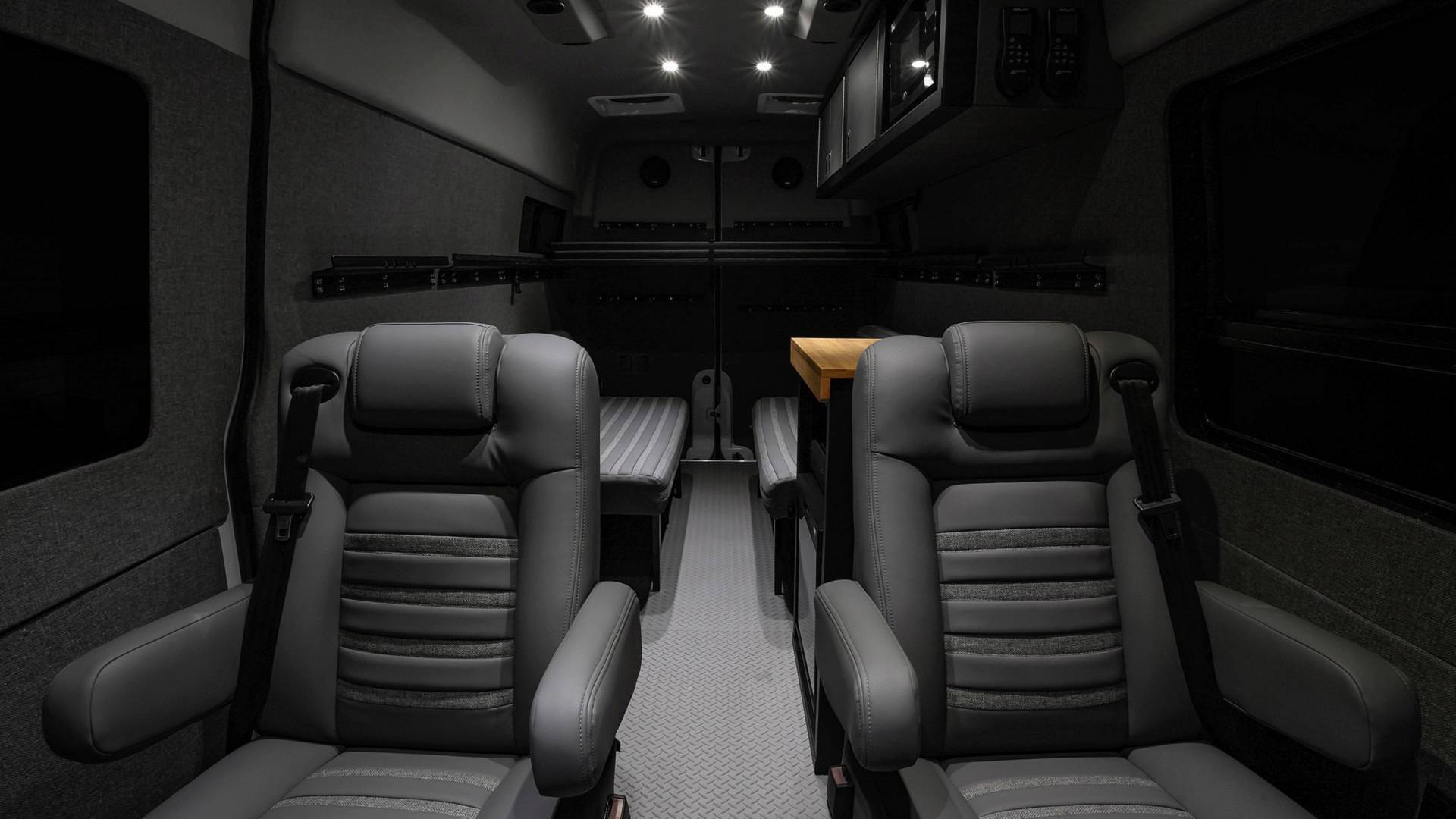 MERCEDES-BENZ LEXANI LM-EXTV UNE O LUXO AO TODO-TERRENO, foto 12