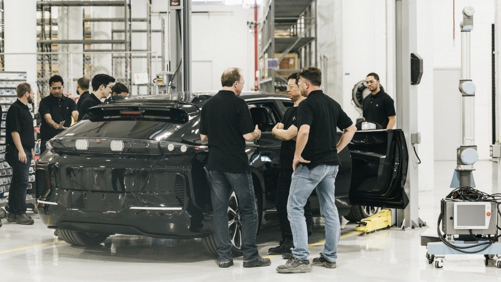 FARADAY FUTURE MONTA O PRIMEIRO FF 91 DE PRÉ-PRODUÇÃO EM SUA PLANTA DA CALIFÓRNIA, foto 2