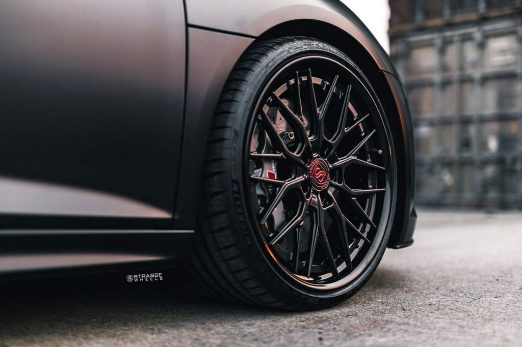 UM AUDI R8 V10 PLUS COM RODAS DE FIBRA DE CARBONO DA STRASSE WHEELS, foto 10