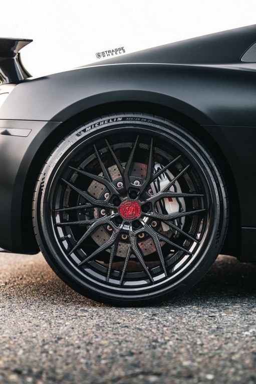 UM AUDI R8 V10 PLUS COM RODAS DE FIBRA DE CARBONO DA STRASSE WHEELS, foto 11