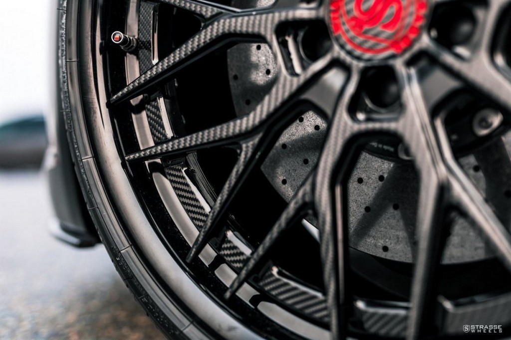 UM AUDI R8 V10 PLUS COM RODAS DE FIBRA DE CARBONO DA STRASSE WHEELS, foto 13