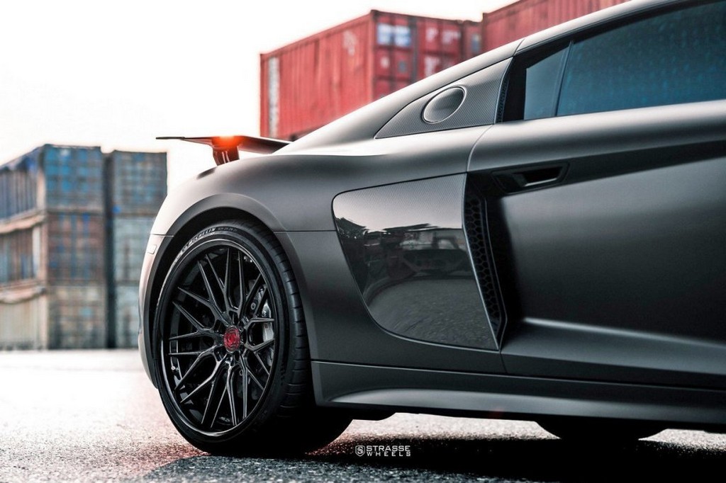 UM AUDI R8 V10 PLUS COM RODAS DE FIBRA DE CARBONO DA STRASSE WHEELS, foto 14