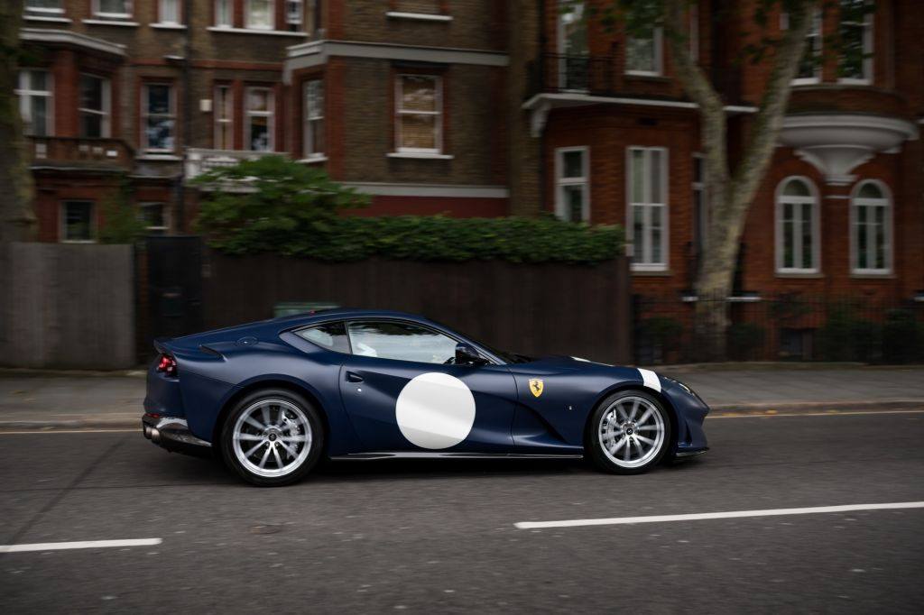 FERRARI F812 SUPERFAST PRESTA HOMENAGEM AO MÍTICO F250 GT SWB DE STIRLING MOSS, foto 4
