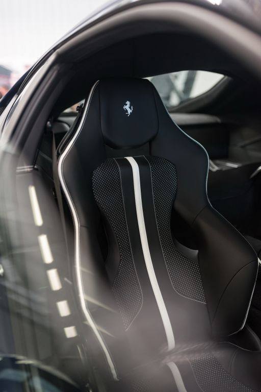 FERRARI F812 SUPERFAST PRESTA HOMENAGEM AO MÍTICO F250 GT SWB DE STIRLING MOSS, foto 6
