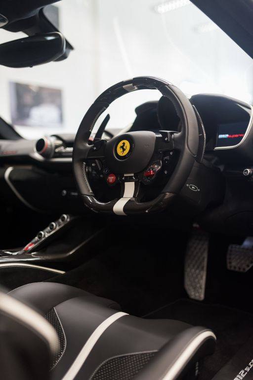 FERRARI F812 SUPERFAST PRESTA HOMENAGEM AO MÍTICO F250 GT SWB DE STIRLING MOSS, foto 7