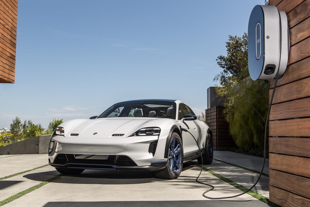PORSCHE ENTRA DEFINITIVAMENTE NA ERA ELÉTRICA COM O NOVO TAYCAN, foto 3