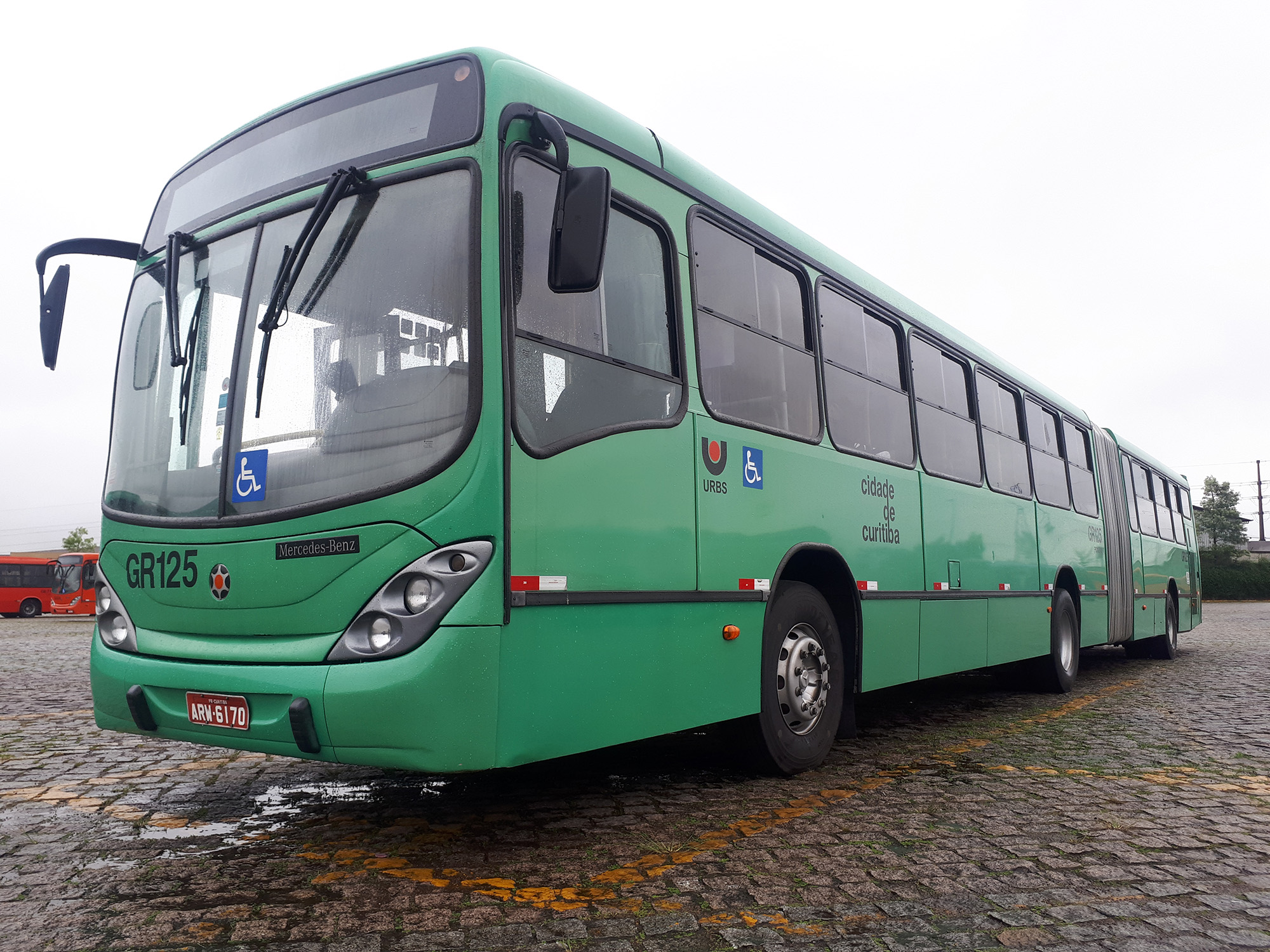 MERCEDES-BENZ VENDE 121 ÔNIBUS URBANOS PARA RENOVAÇÃO DE FROTA EM CURITIBA, foto 2