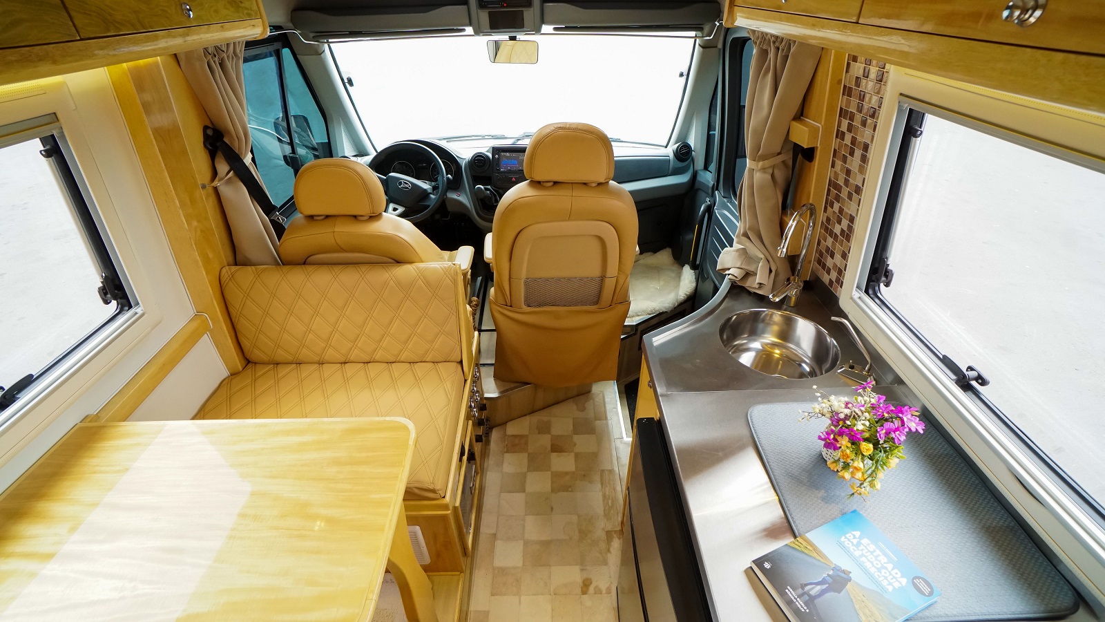 GLOBE CUSTOMS APRESENTA O VOLARE FLY 5 MOTORHOME, foto 2