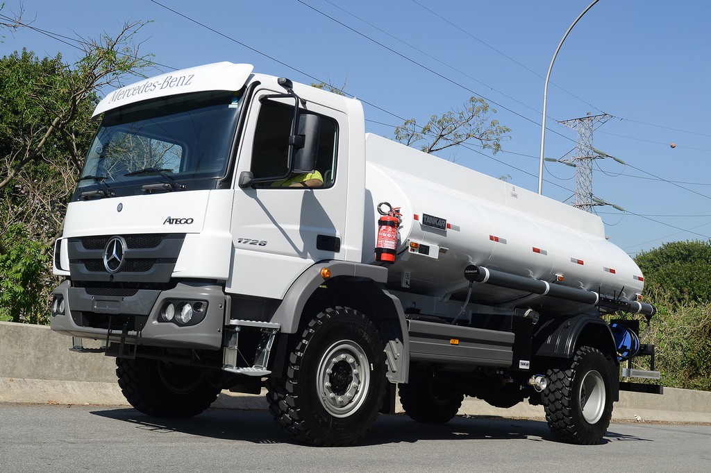 MERCEDES-BENZ EMBARCA 40 CAMINHÕES ATEGO PARA ABU DHABI, foto 1