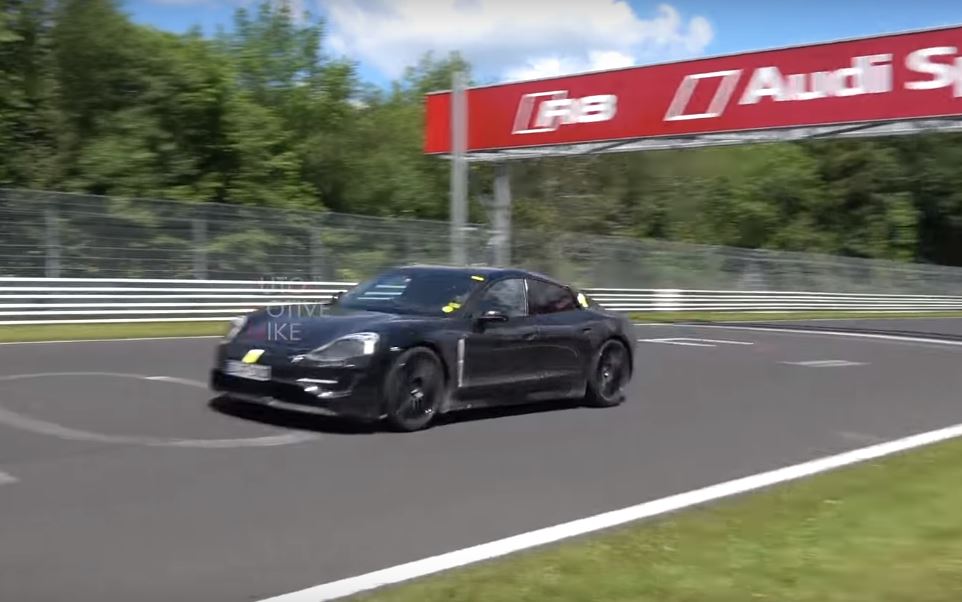 PORSCHE TAYCAN RODA EM NÜRBURGRING QUASE SEM CAMUFLAGEM, foto 1