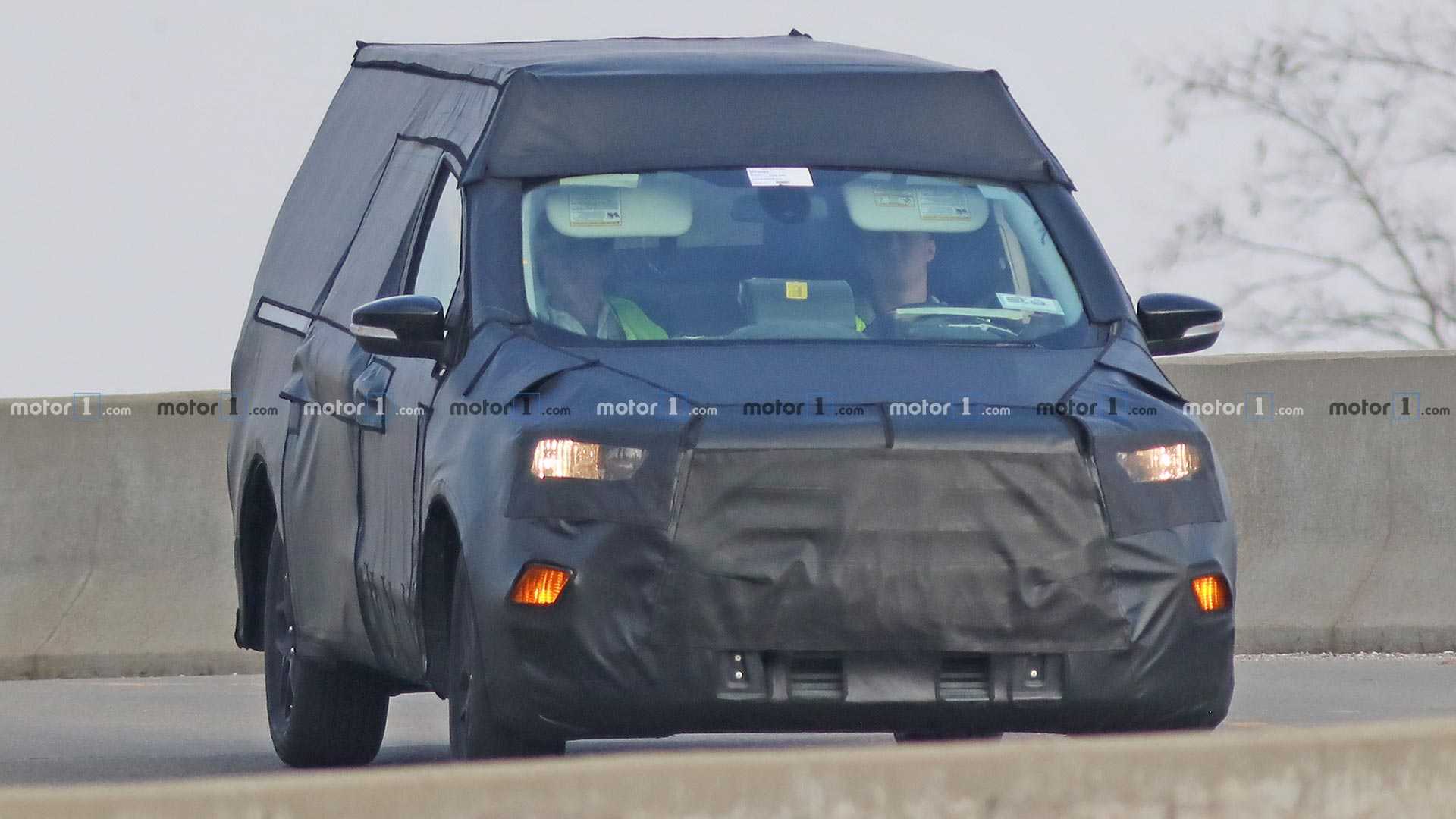 FORD COURIER: A NOVA PICK-UP BASEADA NO FOCUS FLAGRADA EM TESTES, foto 4