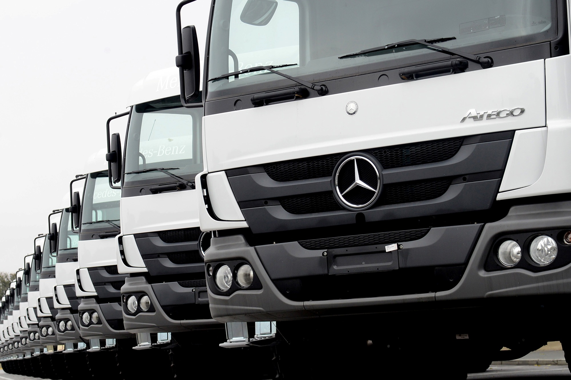 MERCEDES-BENZ REALIZA EXPORTAÇÃO INÉDITA DE 20 CAMINHÕES PARA O HAITI, foto 1