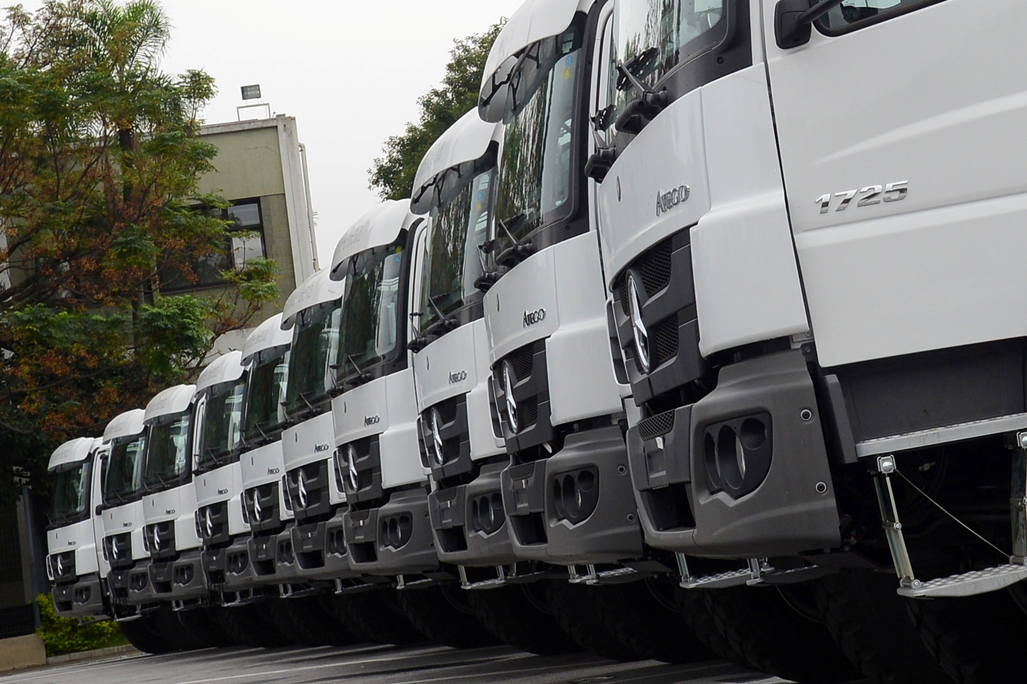 MERCEDES-BENZ REALIZA EXPORTAÇÃO INÉDITA DE 20 CAMINHÕES PARA O HAITI, foto 2
