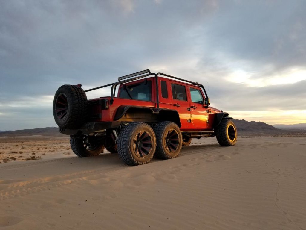 PREPARADOR AMERICANO CRIA UM JEEP WRANGLER DE SEIS RODAS COM MOTOR HELLCAT, foto 3