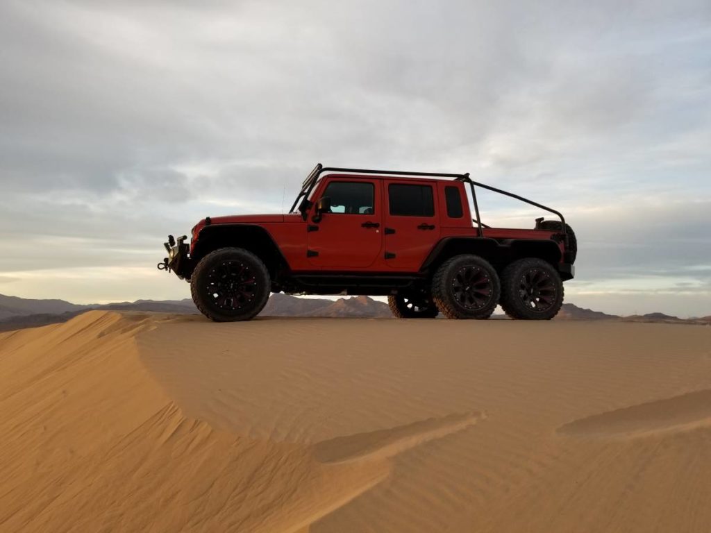 PREPARADOR AMERICANO CRIA UM JEEP WRANGLER DE SEIS RODAS COM MOTOR HELLCAT, foto 4