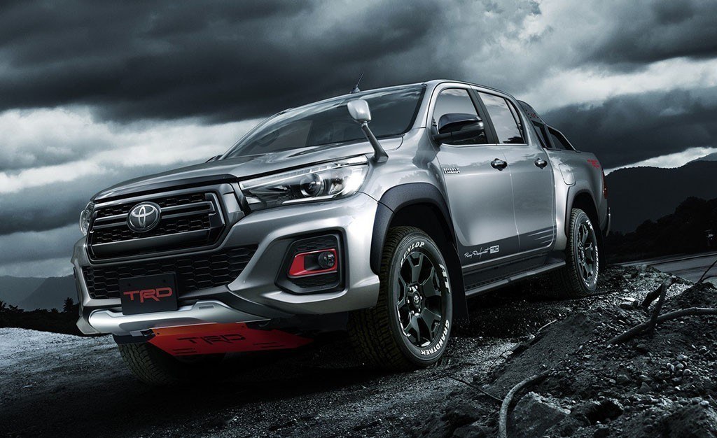 TOYOTA HILUX BLACK RALLY EDITION: A PICK-UP JAPONESA RECEBE COMPONENTES TRD, foto 1