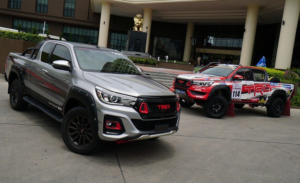 TOYOTA HILUX BLACK RALLY EDITION: A PICK-UP JAPONESA RECEBE COMPONENTES TRD, foto 3