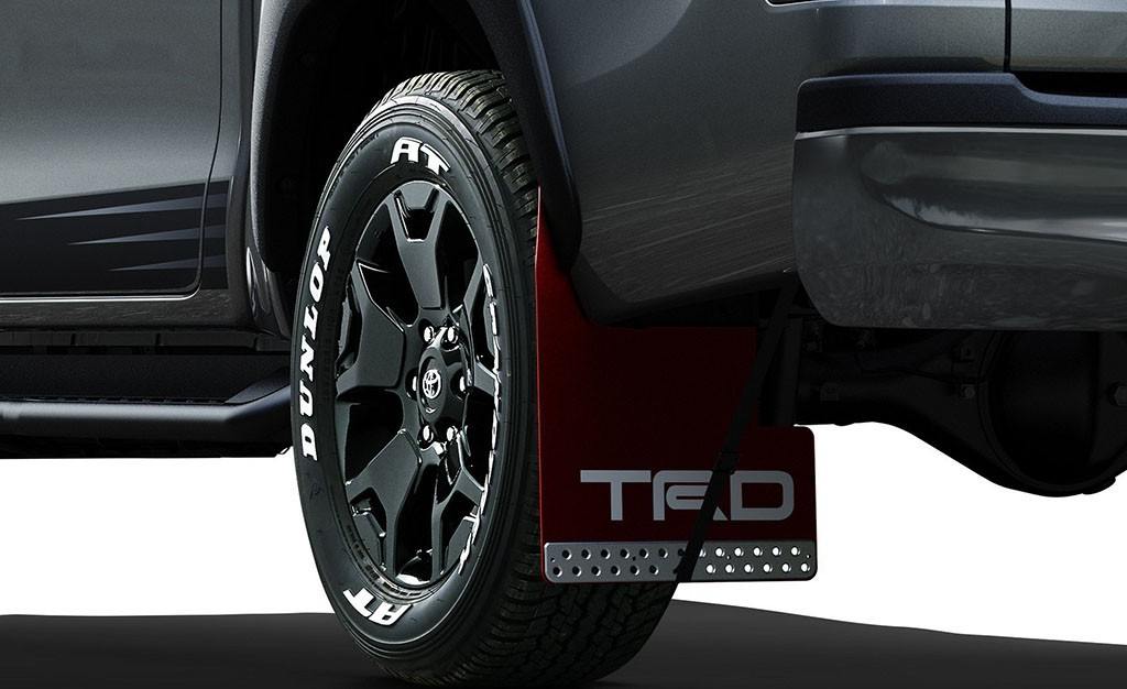 TOYOTA HILUX BLACK RALLY EDITION: A PICK-UP JAPONESA RECEBE COMPONENTES TRD, foto 6