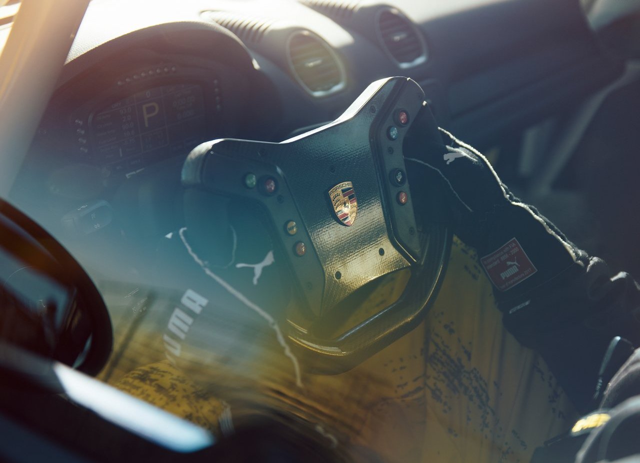 NOVO PORSCHE 718 CAYMAN GT4 CLUBSPORT CHEGA MAIS FORTE, MAIS RÁPIDO E MAIS SUSTENTÁVEL NA PISTA DE CORRIDA, foto 10